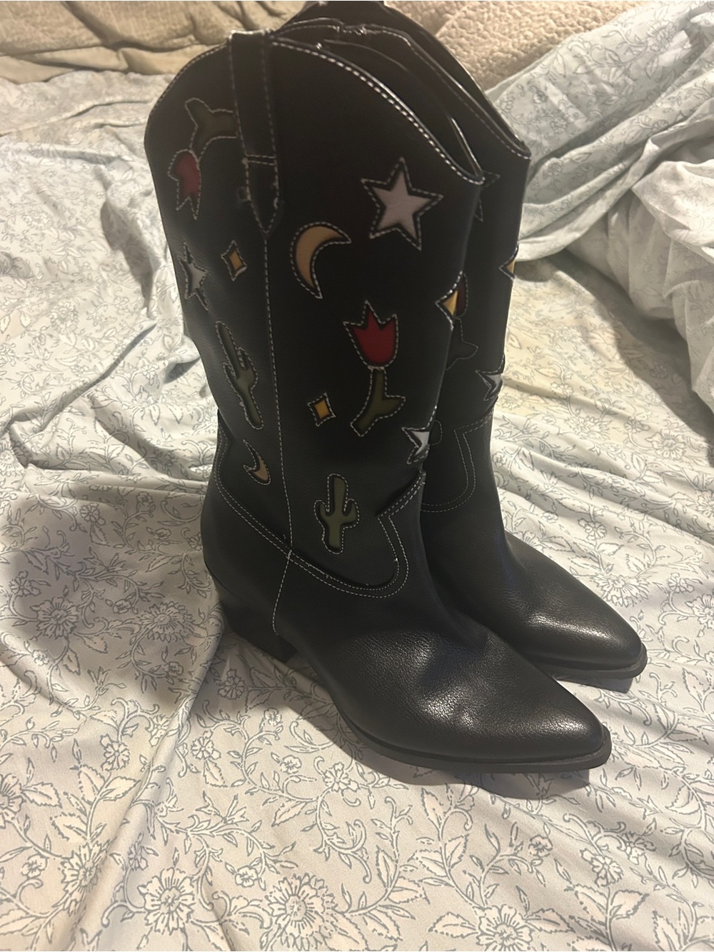 Black Women's Embroidered Western Boots - Stylish Cowboy Fashion